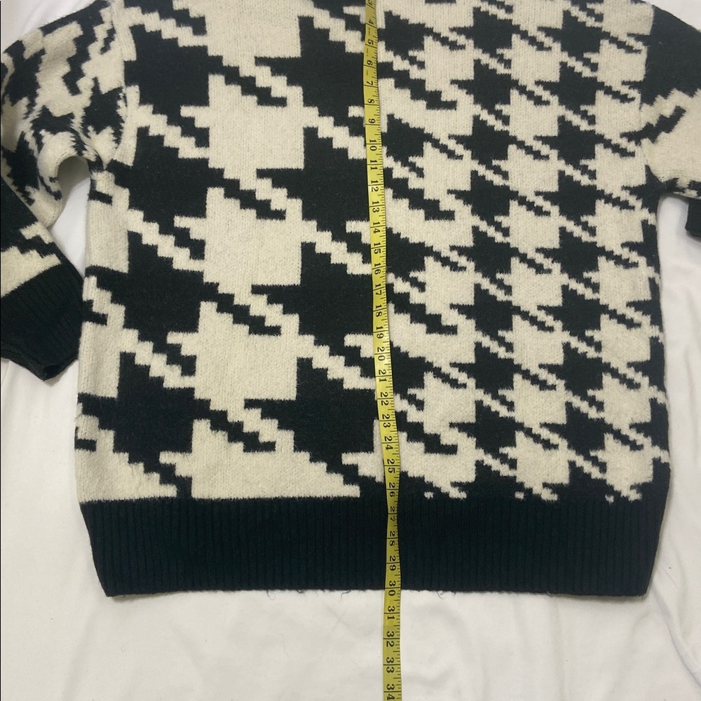 H&M Women’s Black and Cream Long Sleeve Houndstooth Turtleneck Sweater. Size -L - Picture 5 of 14
